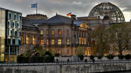 Das Haus der Deutschen Parlamentarischen Gesellschaft, aufgenommen während der Sondierungsverhandlungen zwischen CDU, CSU, FDP und Bündnis90/Die Grünen.
