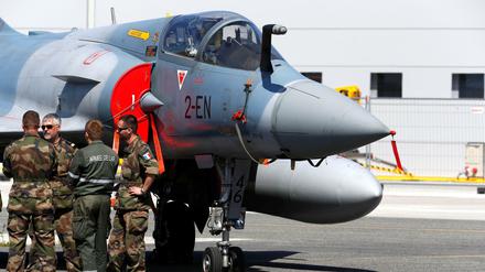 Auch die Einsatzbereitschaft von Flugzeugstaffeln, im Bild ein französischer Mirage 2000-5 Kampfflieger, soll ausgebaut werden.