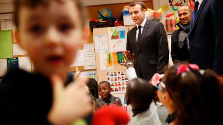 Präsident in der Vorschule. Frankreichs Staatschef Emmanuel Macron (Mitte) besucht eine Einrichtung in Paris.