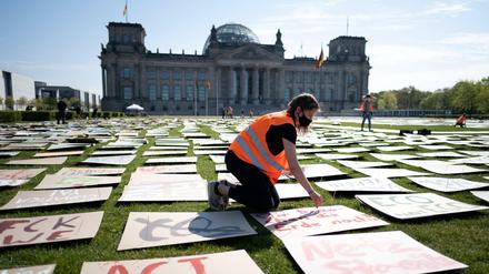 Die Aktivisten von Fridays for Future setzten zuletzt auf eine Kunstaktion vor dem Bundestag. 