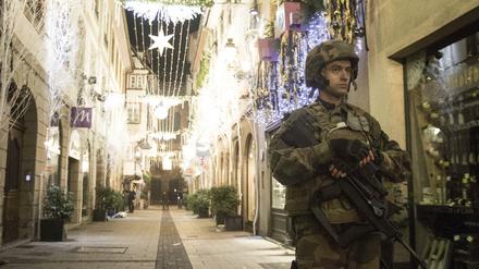 Ein Soldat sichert das Gebiet um den Weihnachtsmarkt von Straßburg.