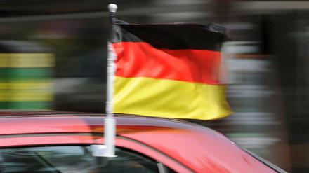 Eine Deutschland-Fahne flattert an einem Auto (Archivbild von 2010). 
