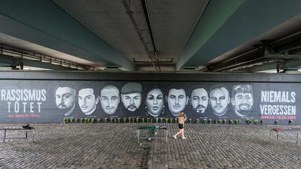 Erinnerung an die Opfer von Hanau: Porträts der Getöteten an der Frankfurter Friedensbrücke