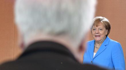Kanzlerin Angela Merkel (CDU) und Innenminister Horst Seehofer beim Kabinettstreffen 