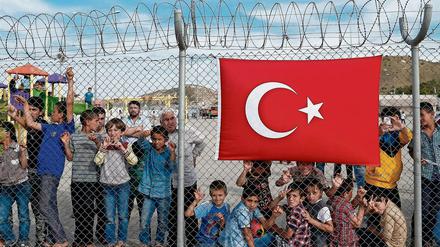 Die Lage hat sich beruhigt. Eine türkische Fahne hängt am Zaun eines Flüchtlingslagers nahe der syrischen Grenze.