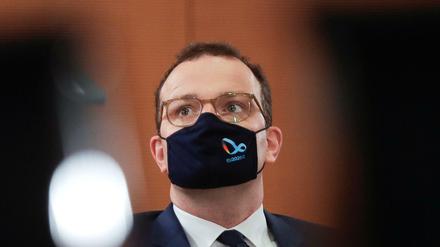 Gesundheitsminister Jens Spahn mit Mund-Nasen-Schutz während einer Sitzung des Bundeskabinetts.