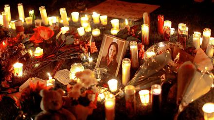 Mit Kerzen, Blumen. Briefen und Kuscheltieren zeigen die Menschen in Tuscon ihren Schock und ihre Trauer über das Attentat auf die Demokratin Gabrielle Giffords.