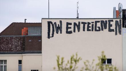 Ein Graffito "DW enteignen" prangt an der Brandmauer eines Wohnhauses im Berliner Stadtteil Westend.