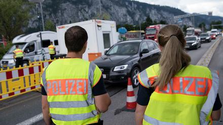 Polizisten kontrollieren an der Kontrollstelle Kiefersfelden in Bayern an der A93 Fahrzeuge, die aus Österreich kommen. 