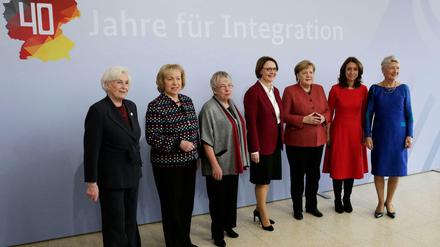 Gruppenbild ohne einen Herrn: Die Kanzlerin (3. von rechts) mit den früheren Ausländerbeauftragten (von links) Cornelia Schmalz-Jacobsen (FDP, 1991-1998), Maria Böhmer (CDU, 2005-2013), Almuth Berger, der Ausländerbeauftragten der DDR in deren letzten Monaten, damals im Bürgerrechtsbündnis "Demokratie jetzt", neben ihr die aktuelle Amtsinhaberin Annette Widmann-Mauz (CDU), Merkel, Aydan Özoguz (SPD, 2013-2018) und Marieluise Beck (Grüne, 1998-2005)