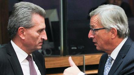 EU-Kommissionspräsident Jean-Claude Juncker (r) und EU-Kommissar Günther Oettinger. 