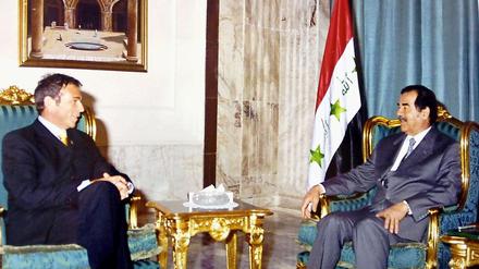 Rechtspopulist trifft Diktator: Jörg Haider bei einem Treffen mit Saddam Hussein. 
