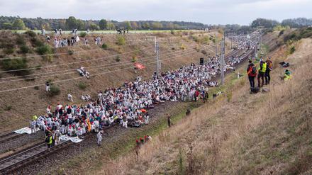 Aktivisten des Aktionsbündnisses "Ende Gelände" stehen auf den Gleisen der Kohlebahn.