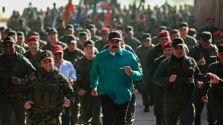 Venezuelas Staatschef Maduro bei einer Militärübung 