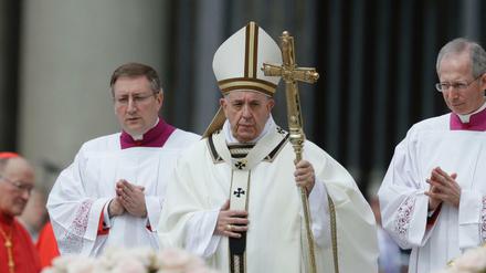 Papst Franziskus bei der Ostermesse auf dem Petersplatz im Vatikan