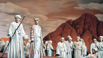 Der Weg durch die Wüste. Laiendarsteller bringen im Oberammergauer Passionsspielhaus das Stück „Moses“ von Feridun Zaimoglu auf die Bühne. 