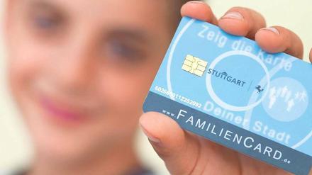 Diskriminierend oder nicht? Ein Kind aus Stuttgart mit einer „Familiencard“. Das bargeldlose System, mit dem etwa der Eintritt in ein Schwimmbad bezahlt werden kann, könnte auch auf Hartz-IV-Familien ausgeweitet werden. 