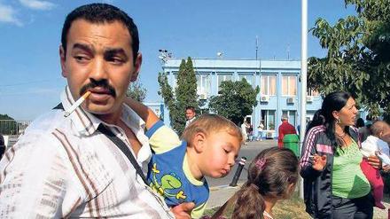 Ankunft im Ungewissen. Diese aus Frankreich ausgewiesene Roma-Familie ist in Rumänien eingetroffen. Foto: dpa