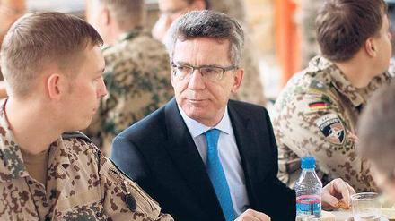 Im Gespräch mit Soldaten: De Maizière als Verteidigungsminister in Kabul. 