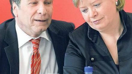 Blockiert. Die Linken-Chefs Gesine Lötzsch und Klaus Ernst. Foto: dpa