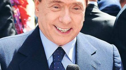 Abstecher nach Mailand sind in Zukunft unnötig. Berlusconi – hier am Montag vor dem Mailänder Gericht – kann sich Prozesse ab sofort sparen. 