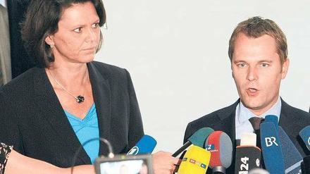 Zwei Minister, viele Institute. Verbraucherschutzministerin Ilse Aigner (CSU) und Gesundheitsminister Daniel Bahr (FDP) offenbarten in der Öffentlichkeit mehrfach Wissenslücken beim Thema Ehec. 