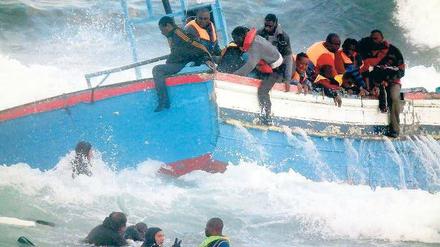 Flüchtlingstragödie. Mächtige Wellen umspülen ein Boot mit Flüchtingen. Vor drei Monaten gerieten Italien und Frankreich in Streit über den Umgang mit ihnen. Foto: dpa