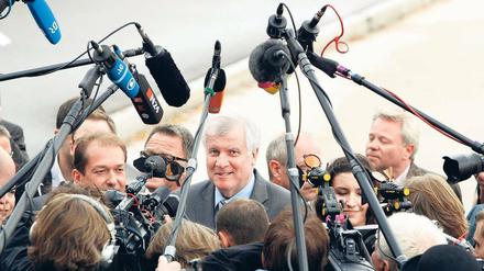 Sein Tag: CSU-Chef Seehofer in Nürnberg im Stangenwald der Mikrofone. CSU-Politik zu vermitteln – Euroskepsis plus EU-Bekenntnis – dürfte schwer werden. 