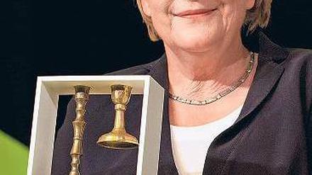Ausgezeichnet. Merkel mit Preis. Foto: dpa