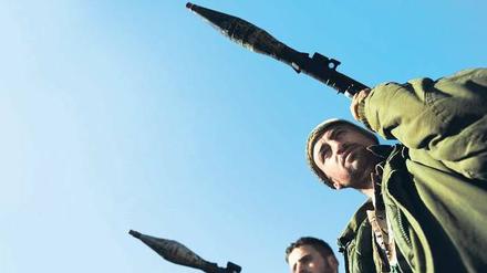 Mit oder ohne? Die syrische Opposition ist auch zerstritten darüber, ob sie stärker mit den Kämpfern der „Freien Syrischen Armee“ zusammenarbeiten soll. Foto: Bulent Kilic/AFP