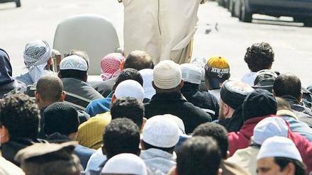 Straßenprediger. Abu Hamza hat 2004 noch auf offener Straße vor seiner Moschee in London Hasspredigten gehalten. Jetzt darf er abgeschoben werden. 