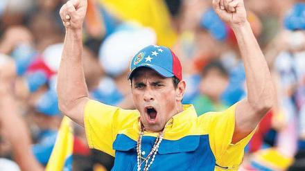 Ein Hoffnungsträger für alle Gegner des sozialistischen Präsidenten Chávez ist Capriles: Für den Wahltag wird ein Kopf-an-Kopf-Rennen erwartet. Foto: David Fernandez/dpa