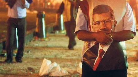 Einsamer Kampf: Ein Unterstützer des inzwischen abgesetzten Staatschefs Mohammed Mursi. In Kairo kommt es immer wieder zu Zusammenstößen von Anhängern Mursis und dessen Gegnern sowie der Polizei. Foto: Asmaah Waguih/Reuters