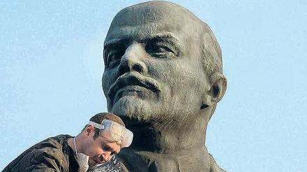 Reparatur. Arbeiter pflegen eine Lenin-Statue in Simferopol auf der Krim. Auch im abtrünnigen Transnistrien ist der Revolutionsführer noch allgegenwärtig.