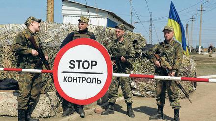 Kein Osterfrieden. Ukrainische Soldaten warten an einem Checkpoint unweit von Mariupol. Noch immer wird im Donbass geschossen. 
