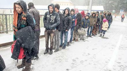 Warten im Schnee. Flüchtlinge am Wochenende an der deutsch-österreichischen Grenze. 