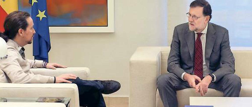 Verfahrene Lage. Spaniens Ministerpräsident Mariano Rajoy spricht mit Podemos-Führer Pablo Iglesias. Erwartungsgemäß wurden nur Höflichkeiten ausgetauscht.