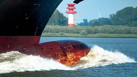 Freie Fahrt: Die riesigen Containerschiffe benötigen eine tiefere Fahrrinne auf der Elbe.