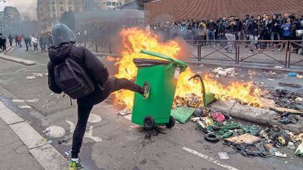 Vor einem Pariser Gymnasium versammelten sich am Dienstag 2000 Schüler. Dann brannten Mülltonnen und eine Schuldirektorin wurde verletzt.
