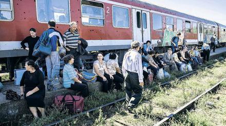 Viele Albaner versuchen, als Tagelöhner über die Runden zu kommen. Sie reisen deshalb auch mit dem Zug durchs Land – auf Jobsuche.