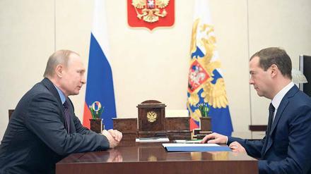 Präsident Putin gibt sich zurückhaltend. Regierungschef Medwedew ist zuständig für die scharfe Reaktion auf die US-Sanktionen. 