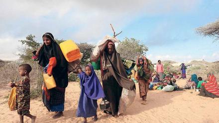 Somalis retten sich vor Kämpfen. Flüchtlinge in aller Welt leiden oft unter Nahrungsmangel. Foto: Feisal Omar/Reuters