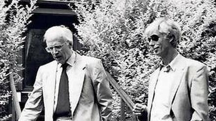 Ernst Nolte (links) und Moshe Zimmermann im Jahre 1992 beim Gespräch im Garten von Noltes Haus. Zimmermann ist Historiker und Direktor des „Richard-Koebner-Center for German History“ an der Hebräischen Universität Jerusalem. 