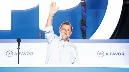 Premier Rajoy lässt sich nach dem Wahlergebnis von seiner Partei feiern.