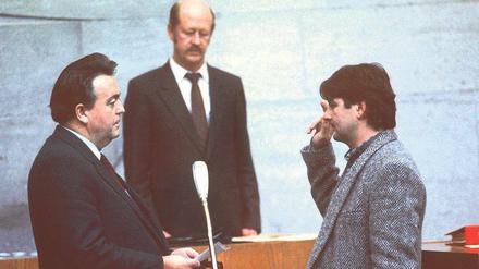 Historisches Datum. Am 12. Dezember 1985 wird Joschka Fischer von Holger Börner vereidigt. Es kam zusammen, was sich gar nicht mochte. 