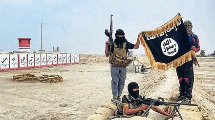 Schwer bewaffnet. Ein Propagandafoto des IS aus dem Juni letzten Jahres.