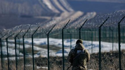 Eine ukrainische Grenzpartouille an der Grenze zu Russland