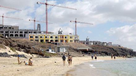 Sichere Fluchtwege, sparsamer Einsatz von brennbarem Material: Diese Regeln sind bei Neubauten in der EU - wie bei dieser Hotelanlagen-Baustelle auf Fuerteventura - zu beachten.