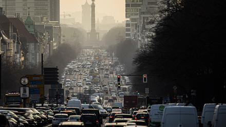 Viel Verkehr in Berlin. Die EU hat sich ehrgeizige Ziele auf dem Weg zur Klimaneutralität gesetzt.