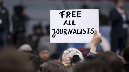 Ein Demonstrant fordert in Berlin die Freilassung von in der Türkei inhaftierten Journalisten.  